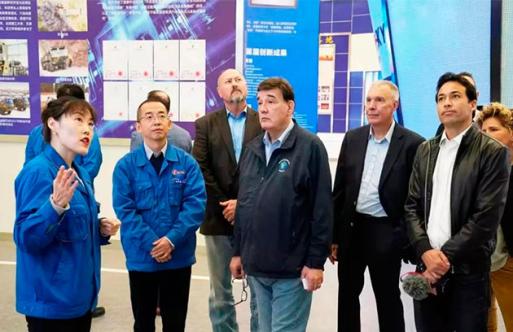 Festeggia calorosamente shanxi Automobile Holdings che riceve il titolo onorifico di "Cornerstone of Great Power"